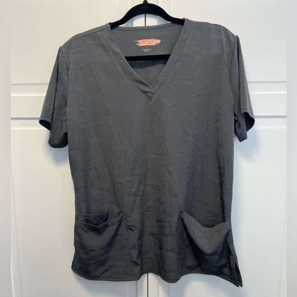 elite Med Performance Scrub Top Size Women's Large Color Gray Camo Print
